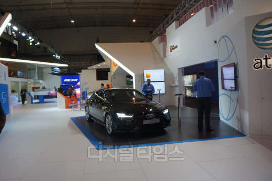 2일(현지시간) 스페인 바르셀로나에서 개막한 모바일월드콩그레스(MWC) 2015 현장에서 미국 AT&T 전시관에 스마트카 솔루션을 적용한 아우디 승용차가 전시돼 있다. 박지성기자 jspark@dt.co.kr